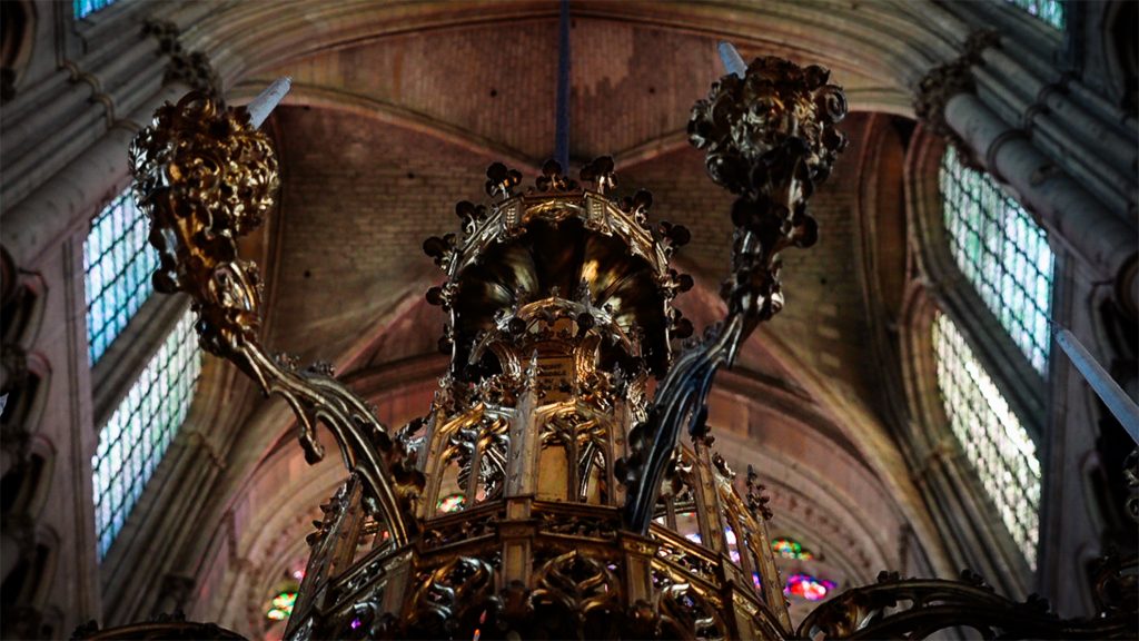 Kronleuchter in Motre-Dame de Reims Foto ICUart Frank Latz