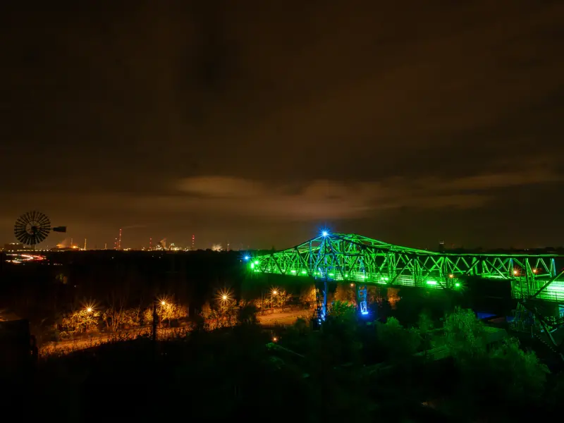 LAPADU, Ausleger Brücke bei nacht bund beleuchtet.