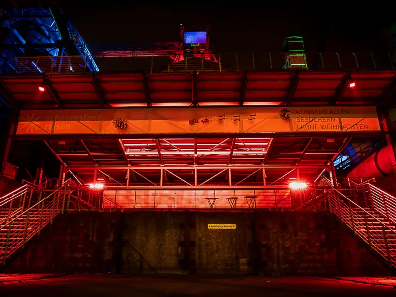 Landschaftspark Duisburg Nord, der Maschienenpark bei Nacht beleuchtet.